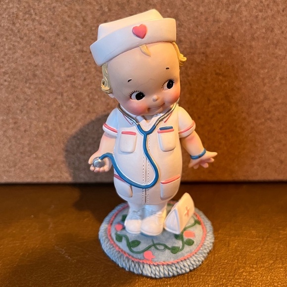 Nurse Figurine, Angel of Mercy from the Healing Hearts Collection - Picture 2 of 10